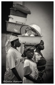 CAMERUN MUJERES CACHARROS CABEZA