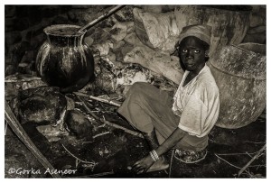 CAMERUN NIÑA COCINA