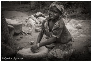 CAMERUN NIÑA MOLIENDO