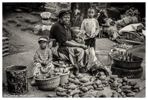 CAMERUN MUJERES NIÑOS MERCADO