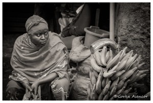 CAMERUN MUJER VENTA PLATANOS