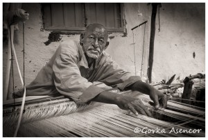 FOTO AFRICA ETIOPIA HOMBRE TEJIENDO