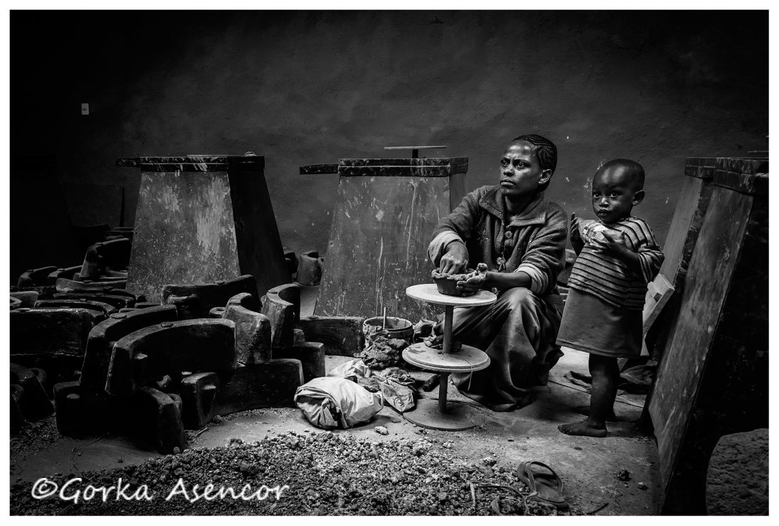 FOTO AFRICA ETIOPIA MUJER ALFARERA