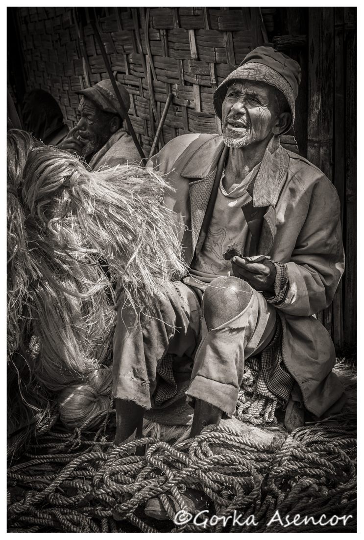 FOTO AFRICA ETIOPIA HOMBRE MERCADO CUERDAS