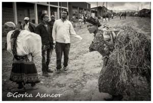 FOTO AFRICA ETIOPIA MUJER HIERBA