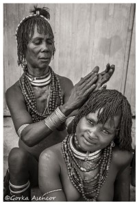 FOTO AFRICA ETIOPIA MUJERES HAMER PELO