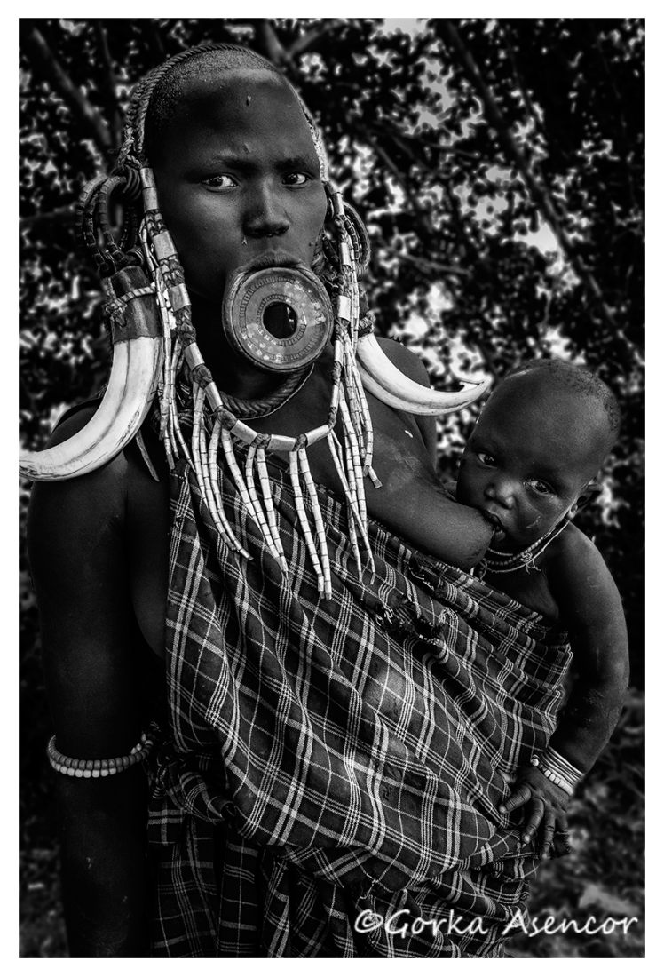 FOTO AFRICA ETIOPIA MUJER MURSI
