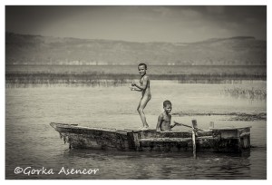 FOTO AFRICA ETIOPIA NIÑOS LAGO AWASA BARCA