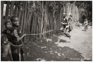 FOTO AFRICA ETIOPIA NIÑAS SALTANDO