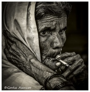 INDIA VIEJA FUMANDO