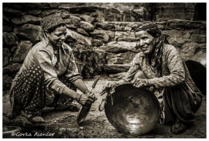 INDIA MUJERES FREGANDO