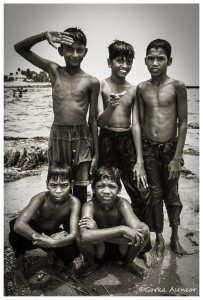 INDIA NIÑOS AGUA