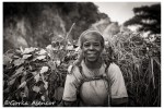 FOTO AFRICA ETIOPIA MUJER HIERBA